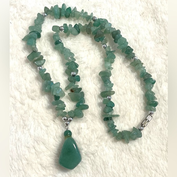 Beautiful Green Aventurine Chip Pendant drop necklace in excellent condition! - Picture 5 of 5
